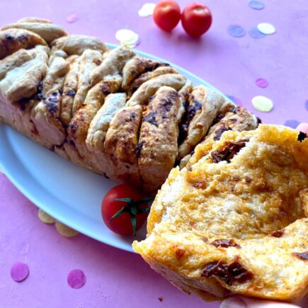 Das Tomaten-Zupfbrot ist ein beliebtes Familienrezept zum Grillen und Abendessen.