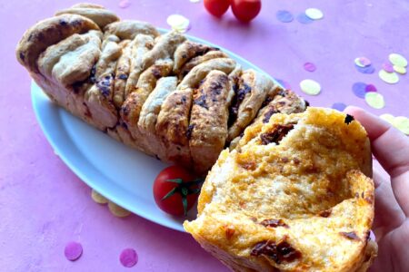 Das Tomaten-Zupfbrot ist ein beliebtes Familienrezept zum Grillen und Abendessen.