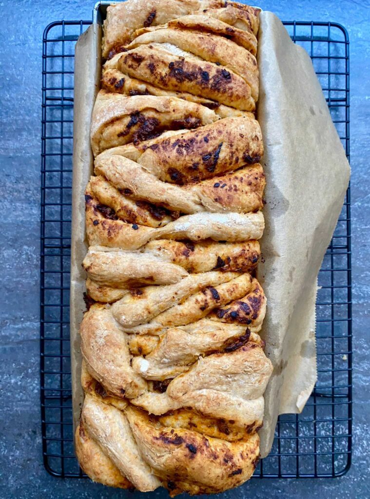 Das Tomaten-Zupfbrot ist ein beliebtes Familienrezept zum Grillen und Abendessen.