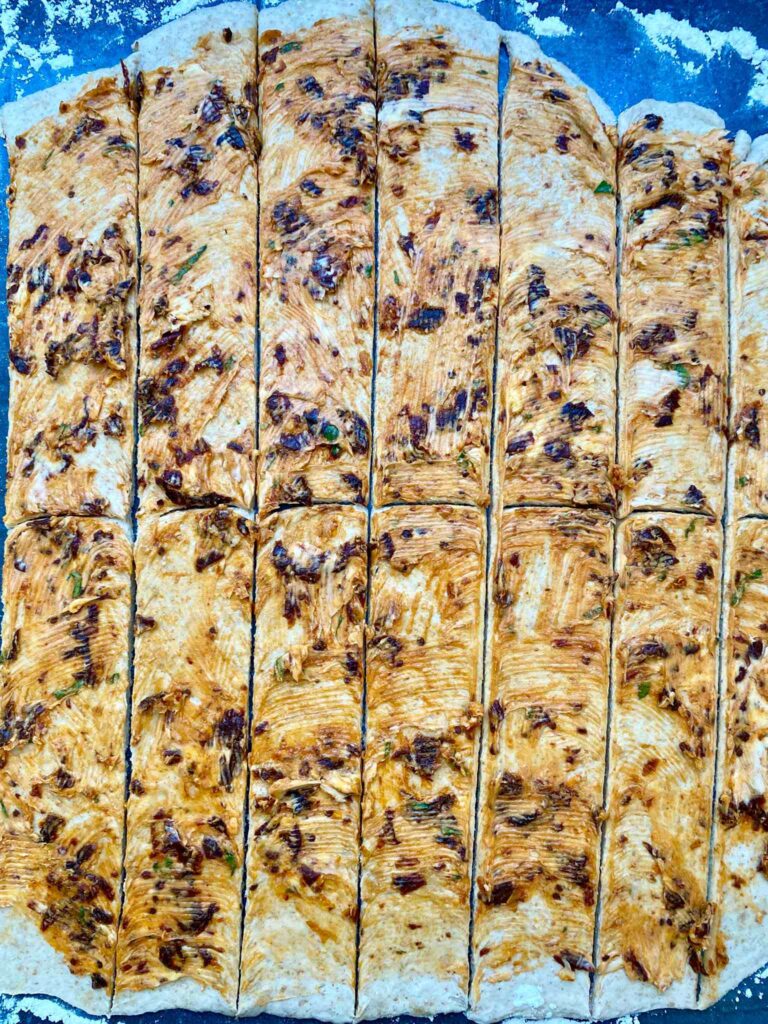 Das Zupfbrot mit Tomatenbutter ist ein beliebtes Familienrezept zum Grillen und Abendessen.