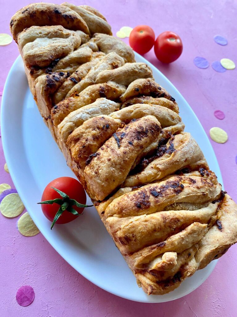 Das Zupfbrot mit Tomatenbutter ist ein beliebtes Familienrezept zum Grillen und Abendessen.