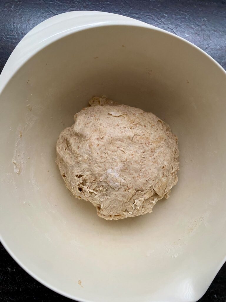 Das Tomaten-Zupfbrot ist ein beliebtes Familienrezept zum Grillen und Abendessen.