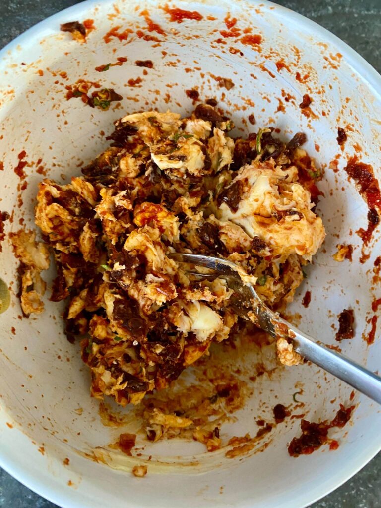 Das Zupfbrot mit Tomatenbutter ist ein beliebtes Familienrezept zum Grillen und Abendessen.