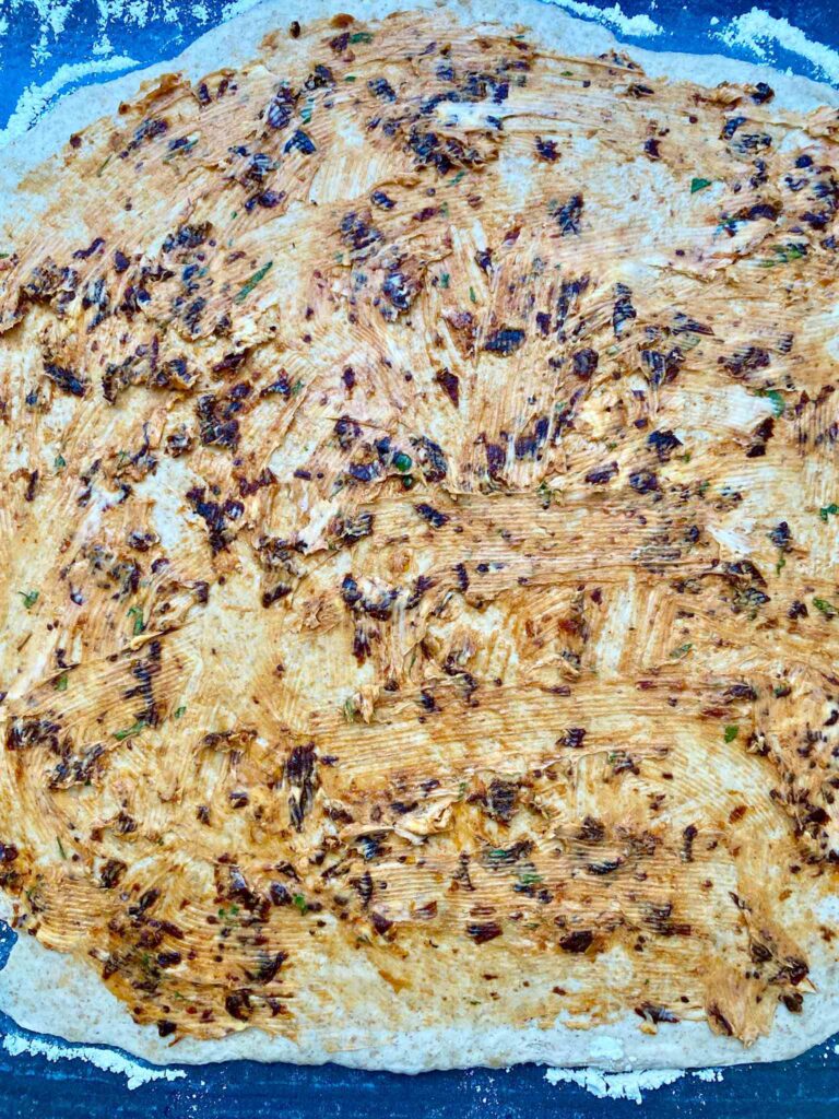Das Tomaten-Zupfbrot ist ein beliebtes Familienrezept zum Grillen und Abendessen.