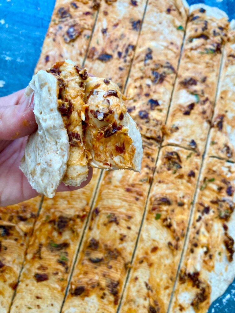 Das Tomaten-Zupfbrot ist ein beliebtes Familienrezept zum Grillen und Abendessen.