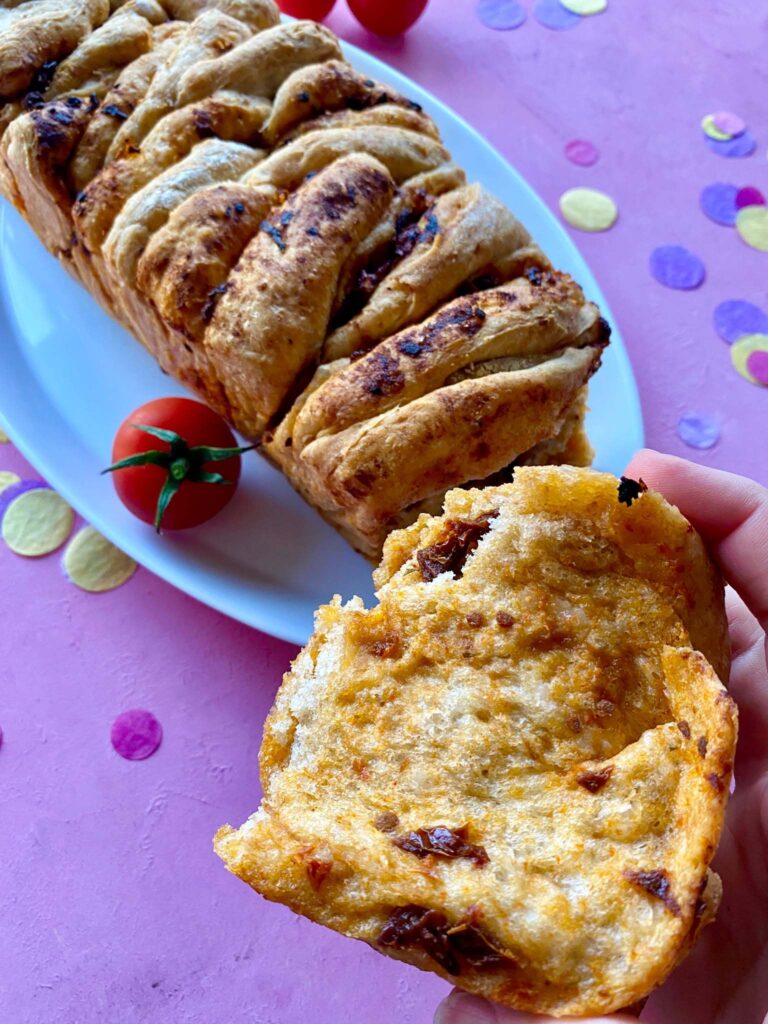 Das Zupfbrot mit Tomatenbutter ist ein beliebtes Familienrezept zum Grillen und Abendessen.