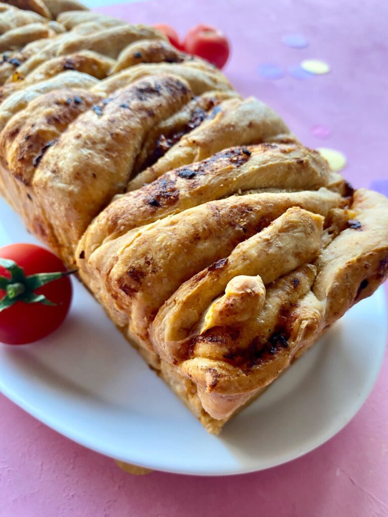 Das Zupfbrot mit Tomatenbutter ist ein beliebtes Familienrezept zum Grillen und Abendessen.