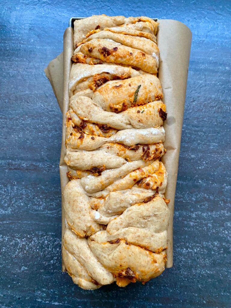 Das Zupfbrot mit Tomatenbutter ist ein beliebtes Familienrezept zum Grillen und Abendessen.